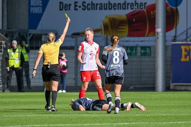 Karoline Wacker (Schiedsrichterin) zeigt Luca Birkholz (SC Freiburg Frauen, 23) die gelbe Karte nach einem Foul an Jella Veit (Eintracht Frankfurt, 25) GER, SC Freiburg - Eintracht Frankfurt, Frauen-Fussball, Google Pixel Frauen-Bundesliga, 6. Spieltag, Saison 2025 2026, 12.10.2025 DFB REGULATIONS PROHIBIT ANY USE OF PHOTOGRAPHS AS IMAGE SEQUENCES AND OR QUASI-VIDEO GER, SC Freiburg - Eintracht Frankfurt, Frauen-Fussball, Google Pixel Frauen-Bundesliga, 6. Spieltag, Saison 2025 2026, 12.10.2025 Freiburg Copyright: xEibner-Pressefoto ThomasxHessx EP_THS