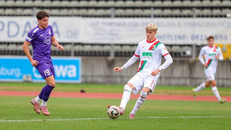 Felix Meiser (7, FC Augsburg II) und Mark Radoki (19, TSV Schwaben Augsburg) beim Spiel zwischen TSV Schwaben Augsburg v FC Augsburg II, Fußball, Herren, Regionalliga Bayern, 2025 2026, 13.Spieltag am 12.10.2025 in Augsburg, Rosenaustadion. Bayern Deutschland