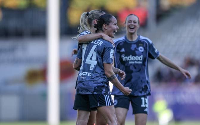 DEU, Freiburg, SC Freiburg vs Eintracht Frankfurt, Google Pixel Bundesliga, DFB, Dreisamstadion, 6. Spieltag, Nicole Anyomi (Eintracht Frankfurt 19) erzielt das Tor zum 1:0, Jubel mit GÃ raldine Reuteler (Eintracht Frankfurt 14) DFB DFL REGULATIONS PROHIBIT ANY USE OF PHOTOGRAPHS AS IMAGE SEQUENCES AND OR QUASI-VIDEO, 12.10.2025, Copyright: HMBxMedia HendrikxHamelau