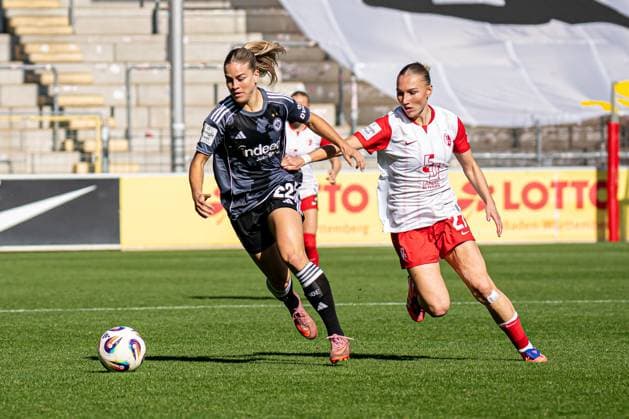 Freiburg im Breisgau, Germany, October 11th 2025 Sophie Nachtigall (27 Eintracht Frankfurt), right, and Nadine Riesen (22 SC Freiburg), left, in action during the Womens Bundesliga match between SC Freiburg and Eintracht Frankfurt at Dreisamstadion, Freiburg im Breisgau, Germany. (Priscila Bütler SPP) Copyright: xPriscilaxBütlerx xSPPx spp-en-PrBSp-_A929597