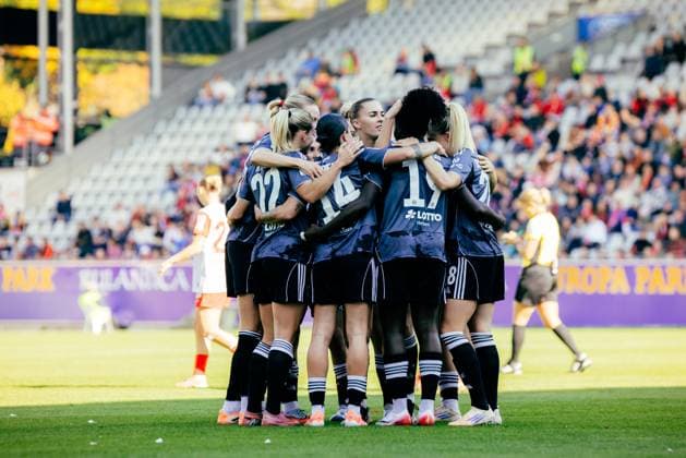 12.10.25, Frauen, Fussball, Google Pixel Frauen Bundesliga, Saison 2025 2026, SC Freiburg - Eintracht Frankfurt, 6. Spieltag Nicole Anyomi ( 19 - Eintracht Frankfurt) Jubel über Tor zum 0:1 mit der Mannschaft Freiburg Dreisamstadion BW Deutschland