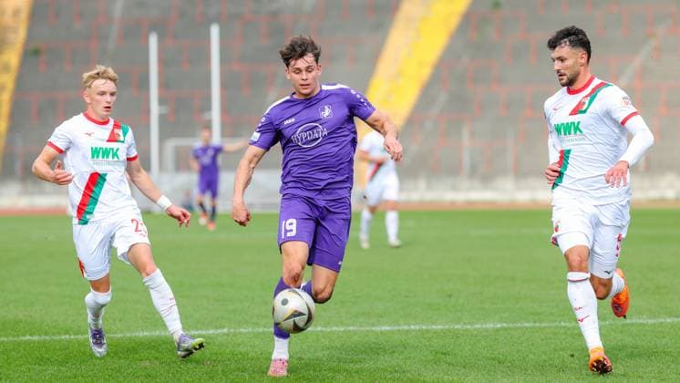 Louis Stegmiller (23, FC Augsburg II), Mark Radoki (19, TSV Schwaben Augsburg) und Maximilian Bauer (5, FC Augsburg II) beim Spiel zwischen TSV Schwaben Augsburg v FC Augsburg II, Fußball, Herren, Regionalliga Bayern, 2025 2026, 13.Spieltag am 12.10.2025 in Augsburg, Rosenaustadion. Bayern Deutschland