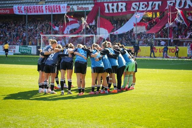 Fussball, Google Pixel Frauen-Bundesliga, 6 .Spieltag, 2025 2026, SC Freiburg vs. Eintracht Frankfurt, Dreisamstadion, Freiburg,: Mannschaft, Spielerinnen, Freiburg Dreisamstadion Baden-Württemberg Deutschland Copyright: xFINLEYxMÖRCHx