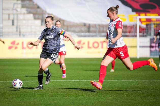 Fussball, Google Pixel Frauen-Bundesliga, 6 .Spieltag, 2025 2026, SC Freiburg vs. Eintracht Frankfurt, Dreisamstadion, Freiburg,: Laura Freigang (Eintracht Frankfurt, 10) Am Ball, Julia Stierli (SC Freiburg, Frauen 5) Freiburg Dreisamstadion Baden-Württemberg Deutschland Copyright: xFINLEYxMÖRCHx
