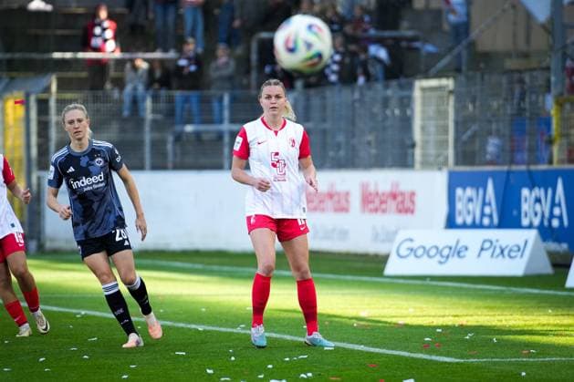Fussball, Google Pixel Frauen-Bundesliga, 6 .Spieltag, 2025 2026, SC Freiburg vs. Eintracht Frankfurt, Dreisamstadion, Freiburg,: Greta Stegemann (SC Freiburg, Frauen 16) Freiburg Dreisamstadion Baden-Württemberg Deutschland Copyright: xFINLEYxMÖRCHx