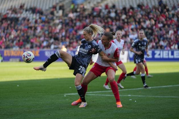 Google Pixel Frauen-Bundesliga: SC Freiburg vs. Eintracht Frankfurt, 12.10.2025 Rebecka Blomqvist (Eintracht Frankfurt, 28) mit einer Ballannahme Google Pixel Frauen-Bundesliga: SC Freiburg vs. Eintracht Frankfurt, Dreisamstadion, 12.10.2025 DFB DFL REGULATIONS PROHIBIT ANY USE OF PHOTOGRAPHS AS IMAGE SEQUENCES AND OR QUASI-VIDEO. Copyright: xBEAUTIFULxSPORTS Boscox