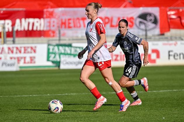 Sophie Nachtigall (SC Freiburg Frauen, 27) am Ball vor Geraldine Reuteler (Eintracht Frankfurt, 14) GER, SC Freiburg - Eintracht Frankfurt, Frauen-Fussball, Google Pixel Frauen-Bundesliga, 6. Spieltag, Saison 2025 2026, 12.10.2025 DFB REGULATIONS PROHIBIT ANY USE OF PHOTOGRAPHS AS IMAGE SEQUENCES AND OR QUASI-VIDEO GER, SC Freiburg - Eintracht Frankfurt, Frauen-Fussball, Google Pixel Frauen-Bundesliga, 6. Spieltag, Saison 2025 2026, 12.10.2025 Freiburg Copyright: xEibner-Pressefoto ThomasxHessx EP_THS