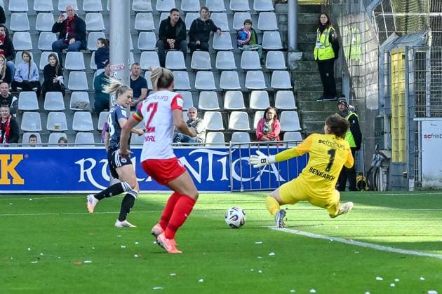 Rebecka Blomqvist (Eintracht Frankfurt, 28) schiesst aufs Tor von Laura Benkarth (SC Freiburg Frauen, 01) GER, SC Freiburg - Eintracht Frankfurt, Frauen-Fussball, Google Pixel Frauen-Bundesliga, 6. Spieltag, Saison 2025 2026, 12.10.2025 DFB REGULATIONS PROHIBIT ANY USE OF PHOTOGRAPHS AS IMAGE SEQUENCES AND OR QUASI-VIDEO GER, SC Freiburg - Eintracht Frankfurt, Frauen-Fussball, Google Pixel Frauen-Bundesliga, 6. Spieltag, Saison 2025 2026, 12.10.2025 Freiburg Copyright: xEibner-Pressefoto ThomasxHessx EP_THS