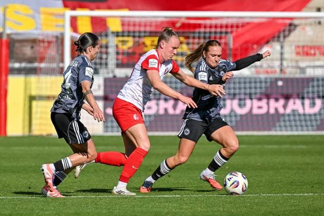 Geraldine Reuteler (Eintracht Frankfurt, 14), Lisanne Graewe (Eintracht Frankfurt, 08) im Duell mit Luca Birkholz (SC Freiburg Frauen, 23) GER, SC Freiburg - Eintracht Frankfurt, Frauen-Fussball, Google Pixel Frauen-Bundesliga, 6. Spieltag, Saison 2025 2026, 12.10.2025 DFB REGULATIONS PROHIBIT ANY USE OF PHOTOGRAPHS AS IMAGE SEQUENCES AND OR QUASI-VIDEO GER, SC Freiburg - Eintracht Frankfurt, Frauen-Fussball, Google Pixel Frauen-Bundesliga, 6. Spieltag, Saison 2025 2026, 12.10.2025 Freiburg Copyright: xEibner-Pressefoto ThomasxHessx EP_THS