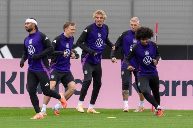Reportage 12.10.2025 Abschlusstraining der Männer Nationalmannschaft bei adidas in Herzogenaurach vor dem vierten Gruppenspiel in der WM-Qualifikation am Montag gegen Nordirland Serge Gnabry, Maximilian Beier, Nick Woltemade, Robert Andrich, Karim Adeyemi, Herzogenaurach Bayern Deutschland *** Report 12 10 2025 Final training session of the mens national team at adidas in Herzogenaurach ahead of the fourth group match in the World Cup qualifiers on Monday against Northern Ireland Serge Gnabry, Maximilian Beier, Nick Woltemade, Robert Andrich, Karim Adeyemi, Herzogenaurach Bavaria Germany
