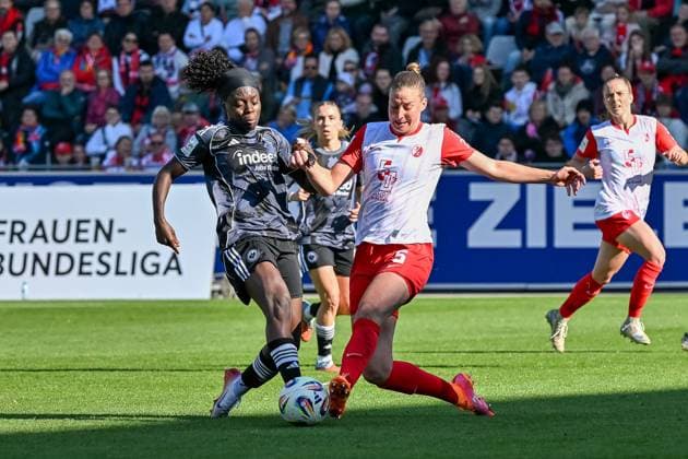 Nicole Anyomi (Eintracht Frankfurt, 19), Julia Stierli (SC Freiburg Frauen, 05) im Zweikampf um den Ball. GER, SC Freiburg - Eintracht Frankfurt, Frauen-Fussball, Google Pixel Frauen-Bundesliga, 6. Spieltag, Saison 2025 2026, 12.10.2025 DFB REGULATIONS PROHIBIT ANY USE OF PHOTOGRAPHS AS IMAGE SEQUENCES AND OR QUASI-VIDEO GER, SC Freiburg - Eintracht Frankfurt, Frauen-Fussball, Google Pixel Frauen-Bundesliga, 6. Spieltag, Saison 2025 2026, 12.10.2025 Freiburg Copyright: xEibner-Pressefoto ThomasxHessx EP_THS