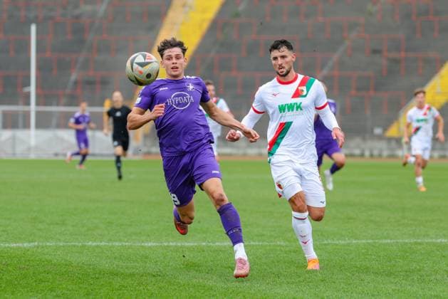 Mark Radoki (19, TSV Schwaben Augsburg) und Maximilian Bauer (5, FC Augsburg II) beim Spiel zwischen TSV Schwaben Augsburg v FC Augsburg II, Fußball, Herren, Regionalliga Bayern, 2025 2026, 13.Spieltag am 12.10.2025 in Augsburg, Rosenaustadion. Bayern Deutschland