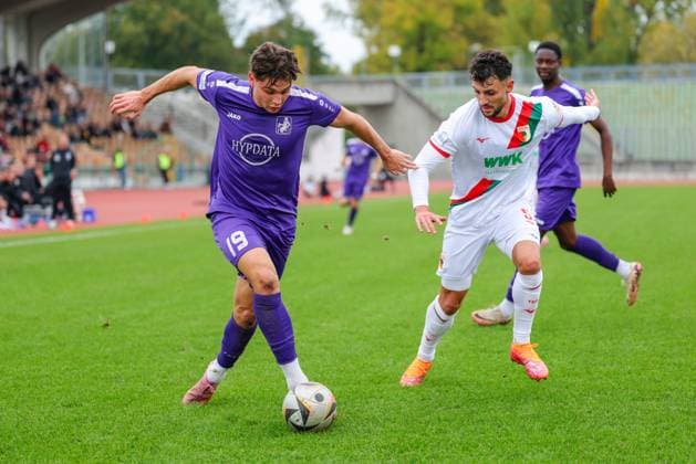 Mark Radoki (19, TSV Schwaben Augsburg) und Maximilian Bauer (5, FC Augsburg II) beim Spiel zwischen TSV Schwaben Augsburg v FC Augsburg II, Fußball, Herren, Regionalliga Bayern, 2025 2026, 13.Spieltag am 12.10.2025 in Augsburg, Rosenaustadion. Bayern Deutschland