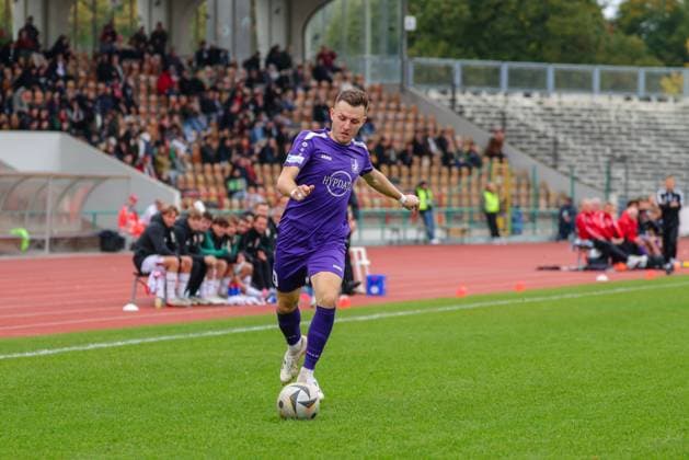 Lukas Ramser (10, TSV Schwaben Augsburg) beim Spiel zwischen TSV Schwaben Augsburg v FC Augsburg II, Fußball, Herren, Regionalliga Bayern, 2025 2026, 13.Spieltag am 12.10.2025 in Augsburg, Rosenaustadion. Bayern Deutschland