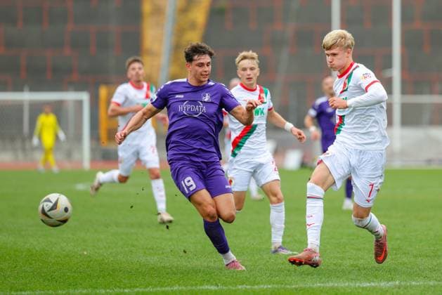 Felix Meiser (7, FC Augsburg II) vor Mark Radoki (19, TSV Schwaben Augsburg) beim Spiel zwischen TSV Schwaben Augsburg v FC Augsburg II, Fußball, Herren, Regionalliga Bayern, 2025 2026, 13.Spieltag am 12.10.2025 in Augsburg, Rosenaustadion. Bayern Deutschland