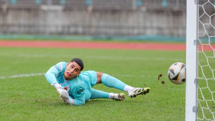 Noah George (22, FC Augsburg II), Pfostenschuss beim Spiel zwischen TSV Schwaben Augsburg v FC Augsburg II, Fußball, Herren, Regionalliga Bayern, 2025 2026, 13.Spieltag am 12.10.2025 in Augsburg, Rosenaustadion. Bayern Deutschland