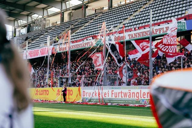 12.10.25, Frauen, Fussball, Google Pixel Frauen Bundesliga, Saison 2025 2026, SC Freiburg - Eintracht Frankfurt, 6. Spieltag Fankurve des SC Freiburg mit Fahnen und Konfetti während des Spiels Freiburg Dreisamstadion BW Deutschland