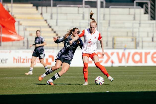 12.10.25, Frauen, Fussball, Google Pixel Frauen Bundesliga, Saison 2025 2026, SC Freiburg - Eintracht Frankfurt, 6. Spieltag Meret Felde ( 4 - SC Freiburg) Zweikampf gegen Lisanne Gräwe ( 8 - Eintracht Frankfurt) Freiburg Dreisamstadion BW Deutschland