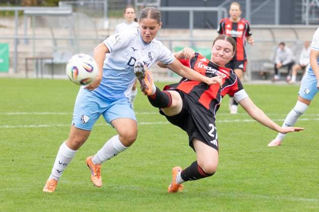 2. Frauen Bundesliga: Eintracht Frankfurt II - VfL Bochum, 12.10.2025 Lilith Schmidt (VFL Bochum 30) & Tessa Zimmermann (Eintracht Frankfurt II 27) im Zweikampf um den Ball, Eintracht Frankfurt II - VfL Bochum, Frankfurt, Stadion am Brentanobad, 12.10.2025 Copyright: xBEAUTIFULxSPORTS Gawlikx