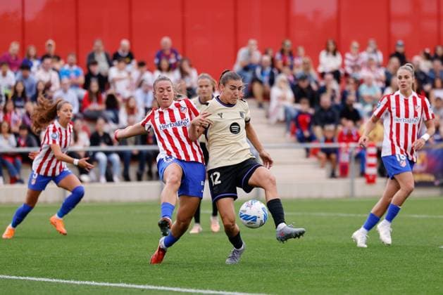 October 12, 2025, Madrid, Madrid, Spain: Patricia Guijarro of FC Barcelona, Barca and Silvia Lloris of Atletico de Madrid compete for the ball during the Spanish Women League, Liga F, football match played between Atletico de Madrid and FC Barcelona at Centro Deportivo Alcala de Henares on October 12, 2025 in Madrid, Spain. Madrid Spain - ZUMAa181 20251012_zaa_a181_172 Copyright: xDennisxAgyemanx