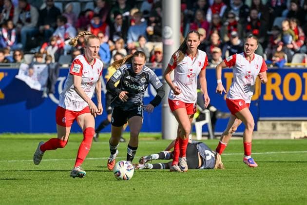 Meret Felde (SC Freiburg Frauen, 04) am Ball vor Lisanne Graewe (Eintracht Frankfurt, 08) GER, SC Freiburg - Eintracht Frankfurt, Frauen-Fussball, Google Pixel Frauen-Bundesliga, 6. Spieltag, Saison 2025 2026, 12.10.2025 DFB REGULATIONS PROHIBIT ANY USE OF PHOTOGRAPHS AS IMAGE SEQUENCES AND OR QUASI-VIDEO GER, SC Freiburg - Eintracht Frankfurt, Frauen-Fussball, Google Pixel Frauen-Bundesliga, 6. Spieltag, Saison 2025 2026, 12.10.2025 Freiburg Copyright: xEibner-Pressefoto ThomasxHessx EP_THS