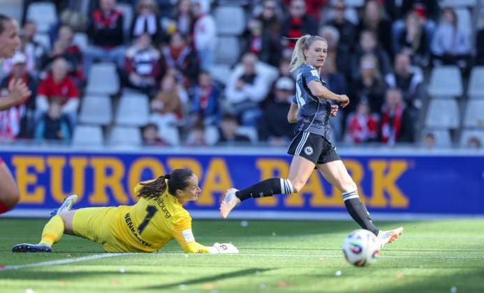 DEU, Freiburg, SC Freiburg vs Eintracht Frankfurt, Google Pixel Bundesliga, DFB, Dreisamstadion, 6. Spieltag, im Bild v.l.n.r: Rebecka Blomqvist (Eintracht Frankfurt 28), Laura Benkarth (SC Freiburg 1) DFB DFL REGULATIONS PROHIBIT ANY USE OF PHOTOGRAPHS AS IMAGE SEQUENCES AND OR QUASI-VIDEO, 12.10.2025, Copyright: HMBxMedia HendrikxHamelau