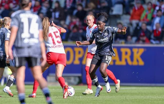 DEU, Freiburg, SC Freiburg vs Eintracht Frankfurt, Google Pixel Bundesliga, DFB, Dreisamstadion, 6. Spieltag, im Bild v.l.n.r: Maj Schneider (SC Freiburg 15), Nicole Anyomi (Eintracht Frankfurt 19) DFB DFL REGULATIONS PROHIBIT ANY USE OF PHOTOGRAPHS AS IMAGE SEQUENCES AND OR QUASI-VIDEO, 12.10.2025, Copyright: HMBxMedia HendrikxHamelau