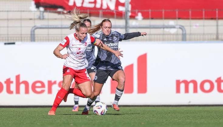DEU, Freiburg, SC Freiburg vs Eintracht Frankfurt, Google Pixel Bundesliga, DFB, Dreisamstadion, 6. Spieltag, im Bild v.l.n.r: Lisa Karl (SC Freiburg 2) , Lisanne Gräwe (Eintracht Frankfurt 8) DFB DFL REGULATIONS PROHIBIT ANY USE OF PHOTOGRAPHS AS IMAGE SEQUENCES AND OR QUASI-VIDEO, 12.10.2025, Copyright: HMBxMedia HendrikxHamelau