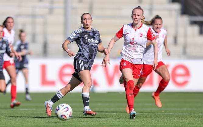 DEU, Freiburg, SC Freiburg vs Eintracht Frankfurt, Google Pixel Bundesliga, DFB, Dreisamstadion, 6. Spieltag, im Bild v.l.n.r: Elisa Senß (Eintracht Frankfurt 6), Meret Felde (SC Freiburg 4) DFB DFL REGULATIONS PROHIBIT ANY USE OF PHOTOGRAPHS AS IMAGE SEQUENCES AND OR QUASI-VIDEO, 12.10.2025, Copyright: HMBxMedia HendrikxHamelau