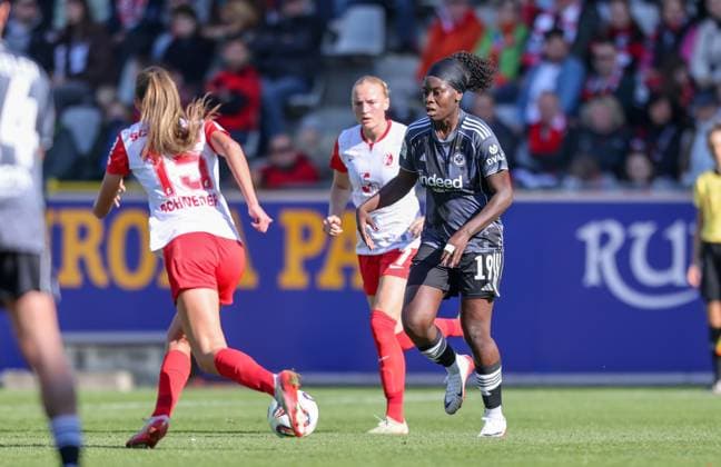 DEU, Freiburg, SC Freiburg vs Eintracht Frankfurt, Google Pixel Bundesliga, DFB, Dreisamstadion, 6. Spieltag, im Bild v.l.n.r: Maj Schneider (SC Freiburg 15), Nicole Anyomi (Eintracht Frankfurt 19) DFB DFL REGULATIONS PROHIBIT ANY USE OF PHOTOGRAPHS AS IMAGE SEQUENCES AND OR QUASI-VIDEO, 12.10.2025, Copyright: HMBxMedia HendrikxHamelau
