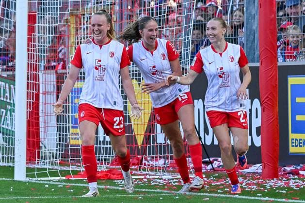 Jubel zum Tor zum 1:1 durch Luca Birkholz (SC Freiburg Frauen, 23) mit Sophie Nachtigall (SC Freiburg Frauen, 27), Maj Schneider (SC Freiburg Frauen, 15) GER, SC Freiburg - Eintracht Frankfurt, Frauen-Fussball, Google Pixel Frauen-Bundesliga, 6. Spieltag, Saison 2025 2026, 12.10.2025 DFB REGULATIONS PROHIBIT ANY USE OF PHOTOGRAPHS AS IMAGE SEQUENCES AND OR QUASI-VIDEO GER, SC Freiburg - Eintracht Frankfurt, Frauen-Fussball, Google Pixel Frauen-Bundesliga, 6. Spieltag, Saison 2025 2026, 12.10.2025 Freiburg Copyright: xEibner-Pressefoto ThomasxHessx EP_THS