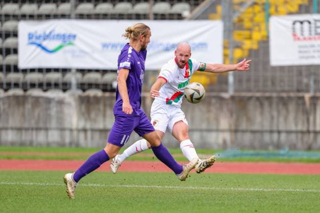 Hendrik Hofgärtner (28, FC Augsburg II) und Rasmus Fackler-Stamm (11, TSV Schwaben Augsburg) beim Spiel zwischen TSV Schwaben Augsburg v FC Augsburg II, Fußball, Herren, Regionalliga Bayern, 2025 2026, 13.Spieltag am 12.10.2025 in Augsburg, Rosenaustadion. Bayern Deutschland