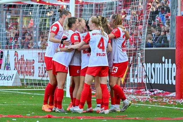 Jubel zum Tor zum 1:1 durch Luca Birkholz (SC Freiburg Frauen, 23) GER, SC Freiburg - Eintracht Frankfurt, Frauen-Fussball, Google Pixel Frauen-Bundesliga, 6. Spieltag, Saison 2025 2026, 12.10.2025 DFB REGULATIONS PROHIBIT ANY USE OF PHOTOGRAPHS AS IMAGE SEQUENCES AND OR QUASI-VIDEO GER, SC Freiburg - Eintracht Frankfurt, Frauen-Fussball, Google Pixel Frauen-Bundesliga, 6. Spieltag, Saison 2025 2026, 12.10.2025 Freiburg Copyright: xEibner-Pressefoto ThomasxHessx EP_THS