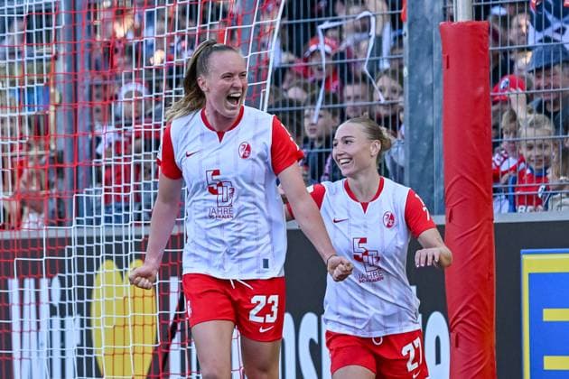 Jubel zum Tor zum 1:1 mit durch Luca Birkholz (SC Freiburg Frauen, 23) und Sophie Nachtigall (SC Freiburg Frauen, 27) GER, SC Freiburg - Eintracht Frankfurt, Frauen-Fussball, Google Pixel Frauen-Bundesliga, 6. Spieltag, Saison 2025 2026, 12.10.2025 DFB REGULATIONS PROHIBIT ANY USE OF PHOTOGRAPHS AS IMAGE SEQUENCES AND OR QUASI-VIDEO GER, SC Freiburg - Eintracht Frankfurt, Frauen-Fussball, Google Pixel Frauen-Bundesliga, 6. Spieltag, Saison 2025 2026, 12.10.2025 Freiburg Copyright: xEibner-Pressefoto ThomasxHessx EP_THS