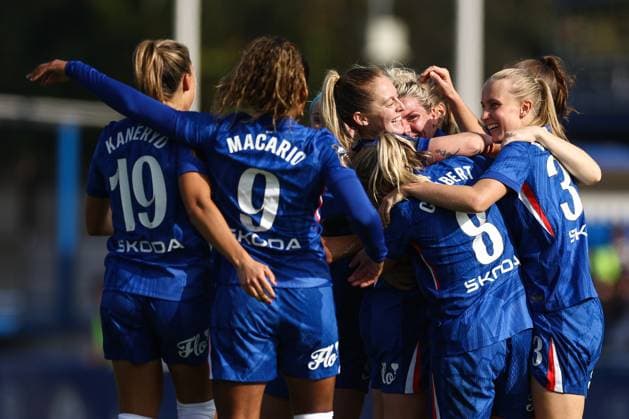 Chelsea v Tottenham Women 12 October 2025, London - Women s Super League - Chelsea v Tottenham Hotspur - Keira Walsh of Chelsea celebrates their first goal with her team mates - Photo: Jacques Feeney Offside. London UK Copyright: xJacquesxFeeneyx xOffsidexOffside