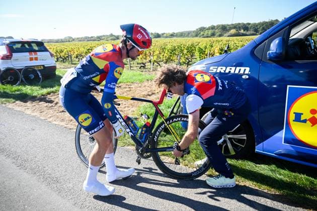 Paris Tours 2025 Cycling Race TOURS, FRANCE - OCTOBER 12 : Pedersen Martin of Lidl - Trek coping with a technical problem during the 119th edition of Paris Tours an UCI ProSeries 1.Pro one day cycling road race for Men Elite of 211.6 km with start in Chartres and finish in Tours on October 12, 2025 in Tours, France, 12 10 2025 ( Motordriver Guy De Vuyst - Tours France  Copyright: xPeterxDexVoechtx