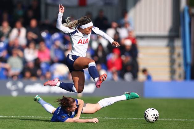 Kington Upon Thames, England, 12th October 2025. Veerle Buurman of Chelsea and Lenna Gunning-Williams of Tottenham Hotspur challenge for the ball during the Chelsea Women vs Tottenham Women Barclays Women s Super League match at Kingsmeadow, Kington Upon Thames. Picture credit should read: Paul Terry Sportimage EDITORIAL USE ONLY. No use with unauthorised audio, video, data, fixture lists, club league logos or live services. Online in-match use limited to 120 images, no video emulation. No use in betting, games or single club league player publications. SPI_030_PT_Chelsea_W_Spurs_W SPI-4209-0029