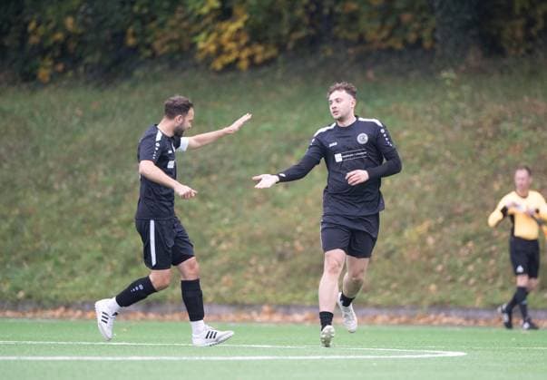 Fussball, Herren, Saison 2025 2026, COSY-WASCH Landespokal Berlin (3. Hauptrunde), Grünauer BC - Hertha 03 Zehlendorf, v. l. Tim Mittermüller und Christopher Manig (beide Grünau), Jubel nach Tor zum 1:1, 12.10. 2025, Copyright: xMatthiasxKochx