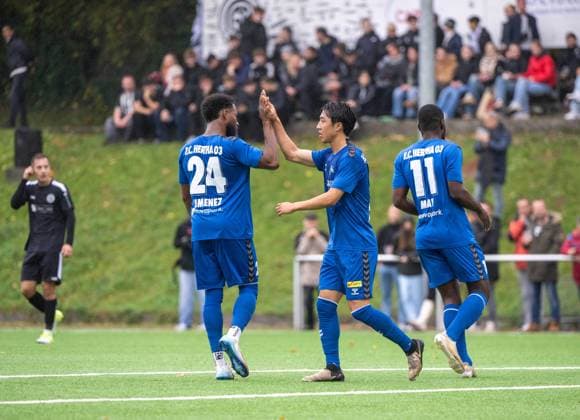 Fussball, Herren, Saison 2025 2026, COSY-WASCH Landespokal Berlin (3. Hauptrunde), Grünauer BC - Hertha 03 Zehlendorf, v. l. Ernesto Carratala-Jimenez (Hertha 03 Zehlendorf), Shinji Yamada (Hertha 03 Zehlendorf), Iba May (Hertha 03 Zehlendorf), Jubel nach Tor zum 1:2, 12.10. 2025, Copyright: xMatthiasxKochx