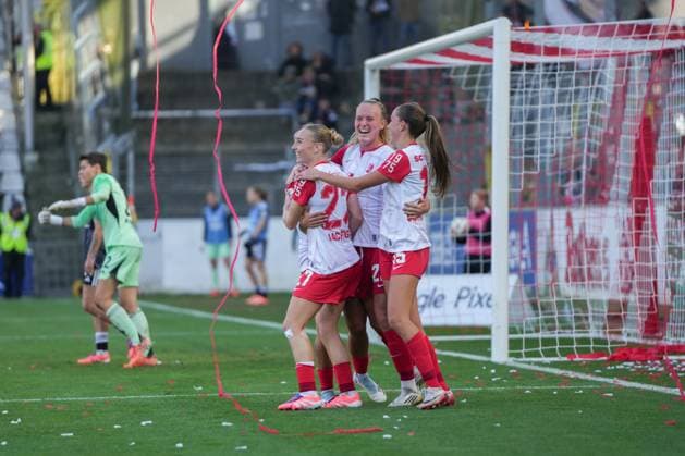 Google Pixel Frauen-Bundesliga: SC Freiburg vs. Eintracht Frankfurt, 12.10.2025 Torjubel zum 1:1 durch Luca Birkholz (SC Freiburg, 23) Google Pixel Frauen-Bundesliga: SC Freiburg vs. Eintracht Frankfurt, Dreisamstadion, 12.10.2025 DFB DFL REGULATIONS PROHIBIT ANY USE OF PHOTOGRAPHS AS IMAGE SEQUENCES AND OR QUASI-VIDEO. Copyright: xBEAUTIFULxSPORTS Boscox