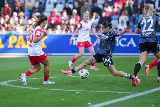 Fussball, Google Pixel Frauen-Bundesliga, 6 .Spieltag, 2025 2026, SC Freiburg vs. Eintracht Frankfurt, Dreisamstadion, Freiburg,: GÃ raldine Reuteler Geraldine Reuteler (Eintracht Frankfurt, 14) Leela Egli (SC Freiburg, Frauen 20) Freiburg Dreisamstadion Baden-Württemberg Deutschland Copyright: xFINLEYxMÖRCHx