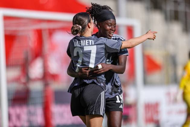 DEU, Freiburg, SC Freiburg vs Eintracht Frankfurt, Google Pixel Bundesliga, DFB, Dreisamstadion, 6. Spieltag, im Bild: Erëleta Memeti (Eintracht Frankfurt 27) erzielt das Tor zum 2:1, Jubel mit Nicole Anyomi (Eintracht Frankfurt 19) DFB DFL REGULATIONS PROHIBIT ANY USE OF PHOTOGRAPHS AS IMAGE SEQUENCES AND OR QUASI-VIDEO, 12.10.2025, Copyright: HMBxMedia HendrikxHamelau