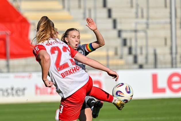 Luca Birkholz (SC Freiburg Frauen, 23), Elisa Senss (Eintracht Frankfurt, 06) im Duell GER, SC Freiburg - Eintracht Frankfurt, Frauen-Fussball, Google Pixel Frauen-Bundesliga, 6. Spieltag, Saison 2025 2026, 12.10.2025 DFB REGULATIONS PROHIBIT ANY USE OF PHOTOGRAPHS AS IMAGE SEQUENCES AND OR QUASI-VIDEO GER, SC Freiburg - Eintracht Frankfurt, Frauen-Fussball, Google Pixel Frauen-Bundesliga, 6. Spieltag, Saison 2025 2026, 12.10.2025 Freiburg Copyright: xEibner-Pressefoto ThomasxHessx EP_THS