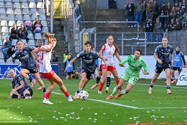 Szene zum Tor zum 2:2 durch Selina Vobian (SC Freiburg Frauen, 10), keine Chance für Lina Altenburg (Eintracht Frankfurt, 12) GER, SC Freiburg - Eintracht Frankfurt, Frauen-Fussball, Google Pixel Frauen-Bundesliga, 6. Spieltag, Saison 2025 2026, 12.10.2025 DFB REGULATIONS PROHIBIT ANY USE OF PHOTOGRAPHS AS IMAGE SEQUENCES AND OR QUASI-VIDEO GER, SC Freiburg - Eintracht Frankfurt, Frauen-Fussball, Google Pixel Frauen-Bundesliga, 6. Spieltag, Saison 2025 2026, 12.10.2025 Freiburg Copyright: xEibner-Pressefoto ThomasxHessx EP_THS