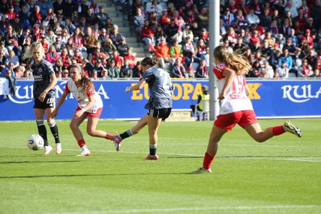 12.10.2025, xgrfx, Fussball Google Pixel Frauen-Bundesliga, SC Freiburg - Eintracht Frankfurt v.l. Tor, Ereleta Memeti (Eintracht Frankfurt) (DFL DFB REGULATIONS PROHIBIT ANY USE OF PHOTOGRAPHS as IMAGE SEQUENCES and or QUASI-VIDEO) Freiburg