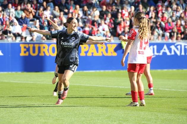 12.10.2025, xgrfx, Fussball Google Pixel Frauen-Bundesliga, SC Freiburg - Eintracht Frankfurt v.l. Tor, Ereleta Memeti (Eintracht Frankfurt) (DFL DFB REGULATIONS PROHIBIT ANY USE OF PHOTOGRAPHS as IMAGE SEQUENCES and or QUASI-VIDEO) Freiburg
