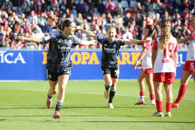 12.10.2025, xgrfx, Fussball Google Pixel Frauen-Bundesliga, SC Freiburg - Eintracht Frankfurt v.l. Tor, Ereleta Memeti (Eintracht Frankfurt) (DFL DFB REGULATIONS PROHIBIT ANY USE OF PHOTOGRAPHS as IMAGE SEQUENCES and or QUASI-VIDEO) Freiburg