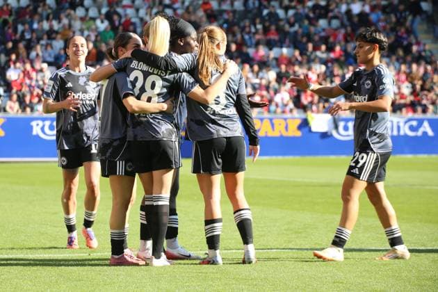 12.10.2025, xgrfx, Fussball Google Pixel Frauen-Bundesliga, SC Freiburg - Eintracht Frankfurt v.l. Tor, Ereleta Memeti (Eintracht Frankfurt) (DFL DFB REGULATIONS PROHIBIT ANY USE OF PHOTOGRAPHS as IMAGE SEQUENCES and or QUASI-VIDEO) Freiburg