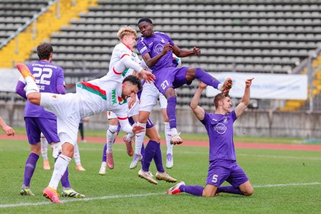 Team (TSV Schwaben Augsburg) und Team (FC Augsburg II) beim Eckstoß beim Spiel zwischen TSV Schwaben Augsburg v FC Augsburg II, Fußball, Herren, Regionalliga Bayern, 2025 2026, 13.Spieltag am 12.10.2025 in Augsburg, Rosenaustadion. Bayern Deutschland