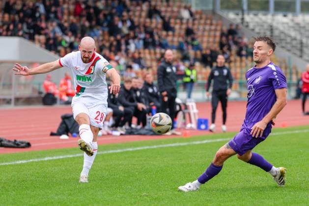 Hendrik Hofgärtner (28, FC Augsburg II) und Maximilian Heiß (7, TSV Schwaben Augsburg) beim Spiel zwischen TSV Schwaben Augsburg v FC Augsburg II, Fußball, Herren, Regionalliga Bayern, 2025 2026, 13.Spieltag am 12.10.2025 in Augsburg, Rosenaustadion. Bayern Deutschland